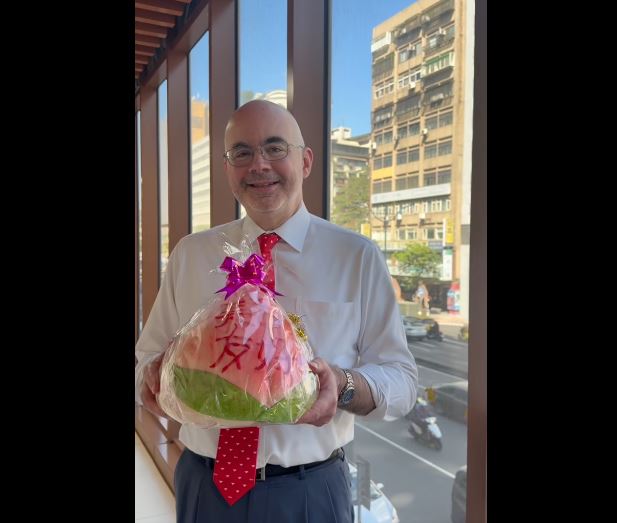 谷立言分享前往南門市場辦年貨，曝光「美台友好」大壽桃。（圖／翻攝自美國在台協會 AIT）