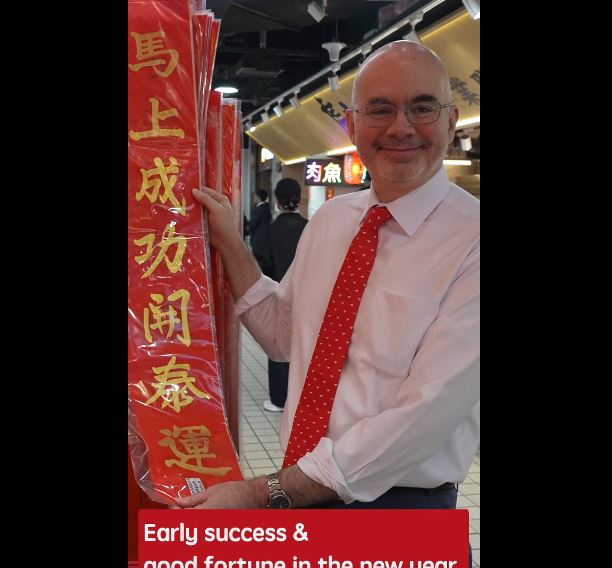 谷立言分享前往南門市場辦年貨的花絮。（圖／翻攝自美國在台協會 AIT）