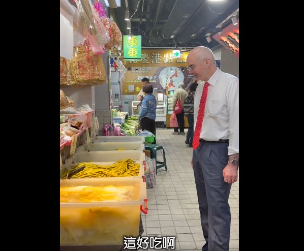 谷立言分享前往南門市場辦年貨的花絮。（圖／翻攝自美國在台協會 AIT）