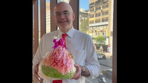 谷立言辦年貨「美台友好」大壽桃曝光了