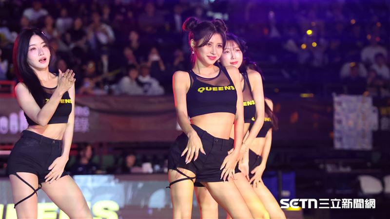 TPBL例行賽，全恩菲、金泰琳、李貞潤合體跳開場舞。（圖／記者劉彥池攝影）