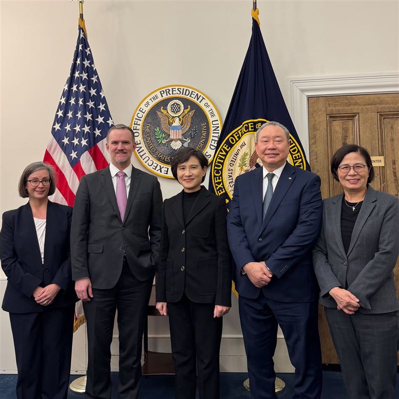 行政院副院長鄭麗君第七輪赴美，美東時間2月12日於美國貿易代表署（USTR）合影。由左至右依序為：美國在台協會（AIT）華盛頓總部執行理事藍鶯（Ingrid Larson）、美國貿易代表葛里爾（Jamieson Greer）大使、鄭麗君、駐美代表處俞大㵢大使、政委楊珍妮。（圖／翻攝鄭麗君臉書）