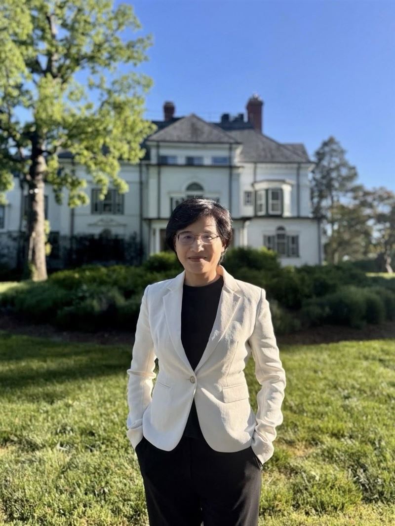 行政院副院長鄭麗君第一輪赴美，拍攝於雙橡園前。(圖/翻攝鄭麗君臉書)