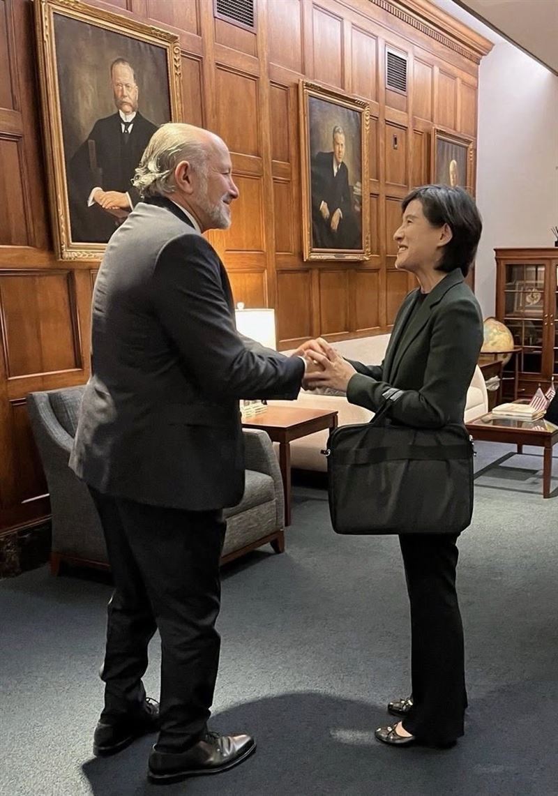 行政院副院長鄭麗君第五輪赴美，於美國商務部和盧特尼克（Howard Lutnick）部長相互握手致意。(圖/翻攝鄭麗君臉書)