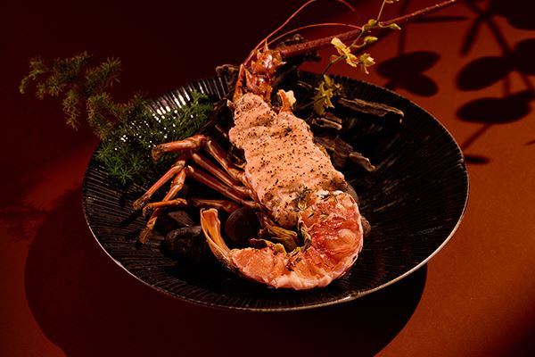 藝奇歡慶新年，推出炙燒龍蝦佐明太子，消費套餐享優惠加購價388元。（圖／品牌業者提供）