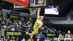 TPBL例行賽，新北國王洋將沃許本單手爆扣。（圖／記者劉彥池攝影）