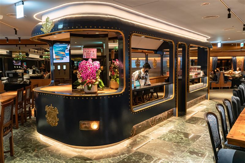 金色三麥首度入主嘉義，以充滿創意的店裝打造行駛中的餐酒列車。（圖／品牌業者提供）