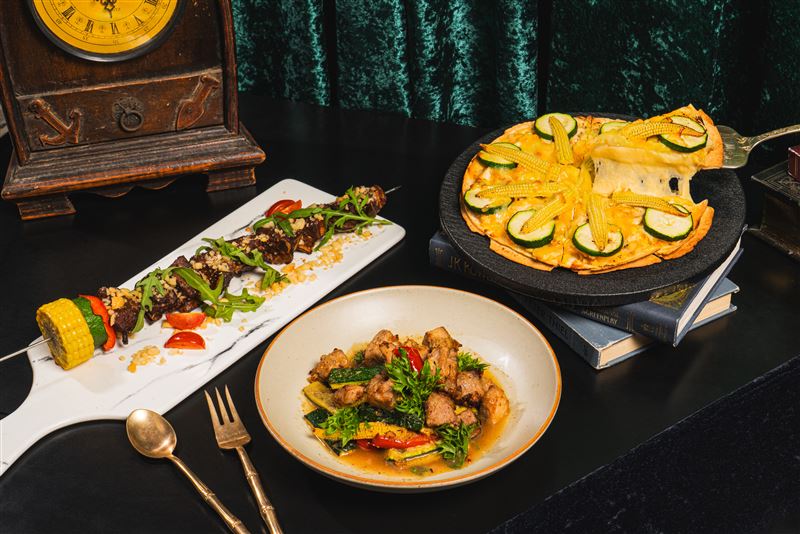 金色三麥嘉義耐斯店同步推出多款嘉義限定創作料理，以阿里山山葵、嘉義火雞肉飯、咖啡黑金等在地元素為靈感。（圖／品牌業者提供）