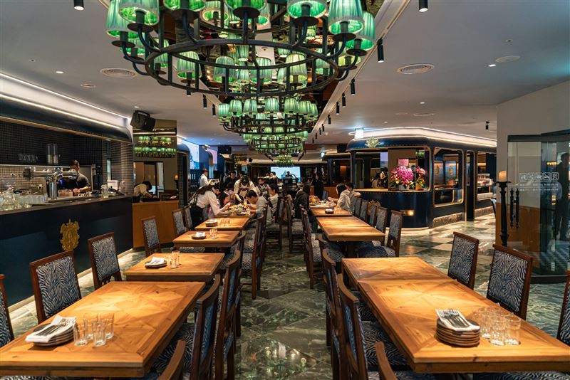 金色三麥嘉義耐斯店豪華氣派的店裝將經典火車車廂意象駛入餐廳空間，不只是用餐，更像是搭上一段美好旅程。（圖／品牌業者提供）