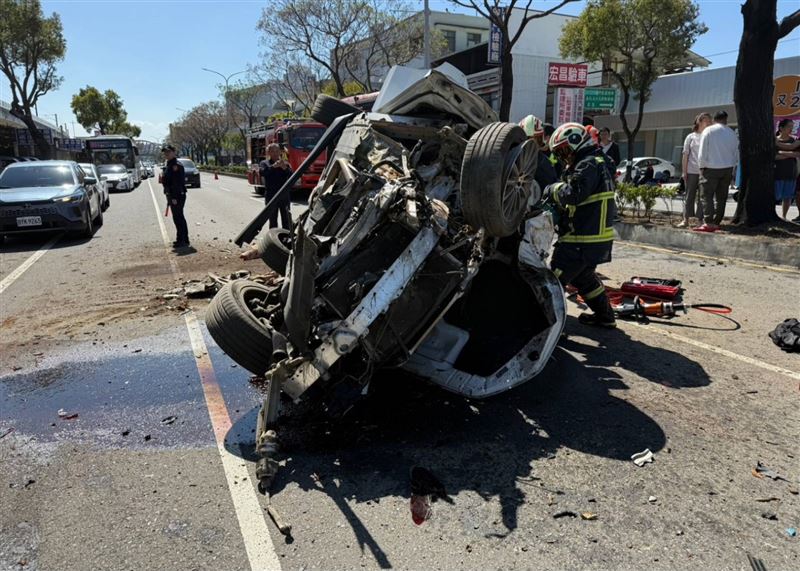 猛力撞擊造成車輛翻覆，賓士車嚴重毀損。（圖／翻攝畫面）