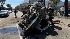 台中恐怖翻車！24歲男衝撞路樹「賓士車烏龜翻」全車成廢鐵（圖／翻攝畫面）