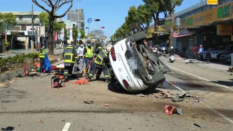 男子因不明原因自撞路樹，賓士車嚴重受損當場翻覆。（圖／翻攝畫面）