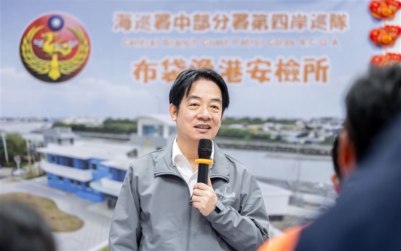 賴清德總統今（15)日春節慰勉第四岸巡隊布袋漁港安檢所。（圖／總統府提供）