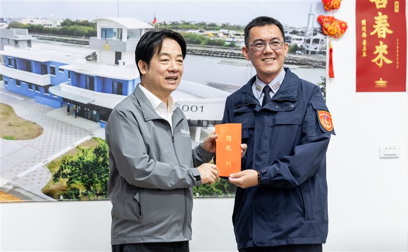 賴清德總統今（15)日春節慰勉第四岸巡隊布袋漁港安檢所，致贈加菜金及春節禮包。（圖／總統府提供）