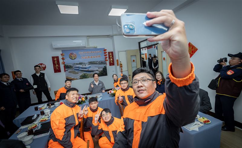 賴清德總統今（15)日春節慰勉第四岸巡隊布袋漁港安檢所。（圖／總統府提供）