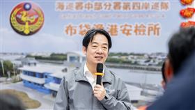 賴清德總統今（15)日春節慰勉第四岸巡隊布袋漁港安檢所。（圖／總統府提供）