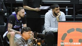 TPBL例行賽，新竹御嵿攻城獅洋將辛巴坐在場邊觀戰。（圖／記者劉彥池攝影）