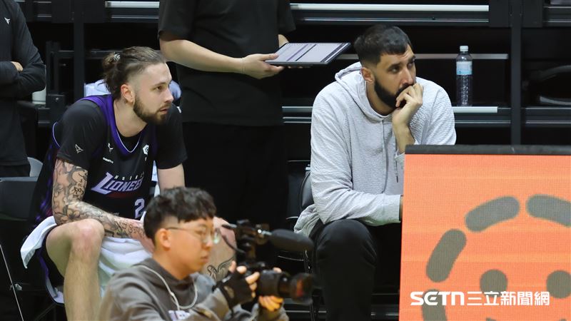 TPBL例行賽，新竹御嵿攻城獅洋將辛巴坐在場邊觀戰。（圖／記者劉彥池攝影）