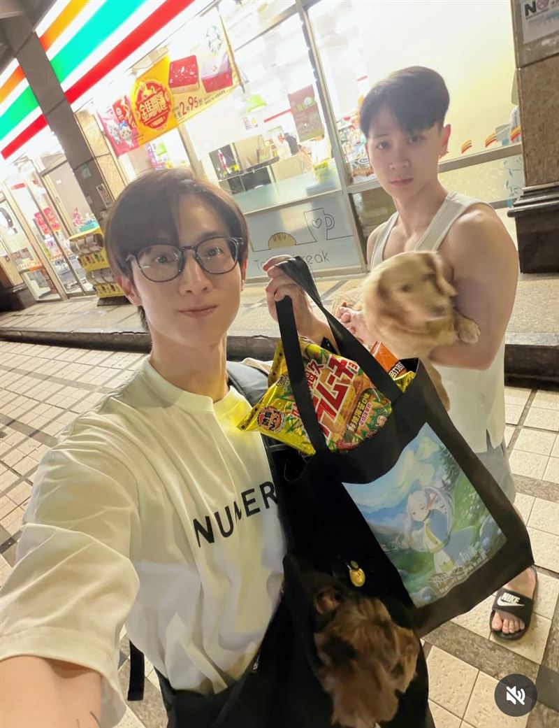 阿本（左）放閃男友。（圖／翻攝自IG）