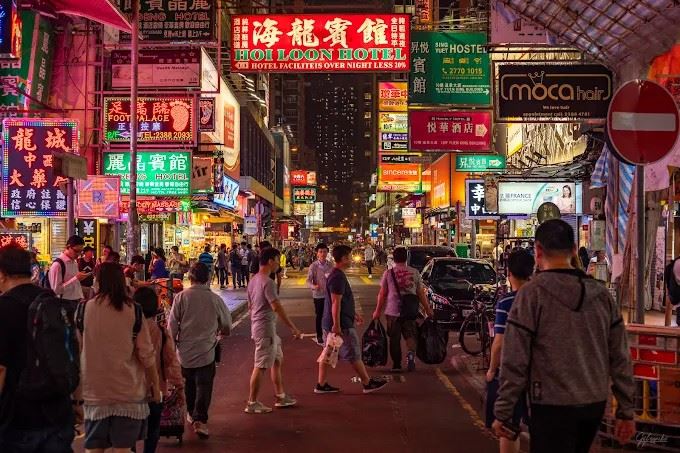 香港・油尖旺區的巨型看板相當有特色，霓虹影下的港式復古。(圖/翻攝Google maps)