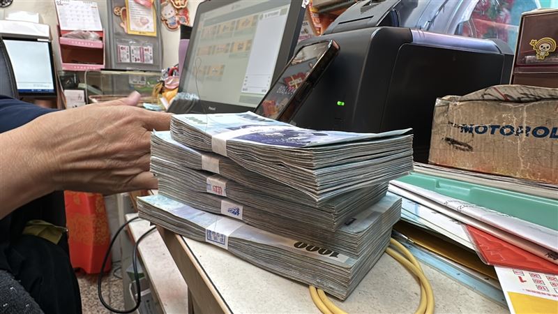 「吊車大王」每年都會前往新竹市一家彩券行買刮刮樂，今年第一波先砸60.8萬元。（圖／記者羅欣怡攝影）