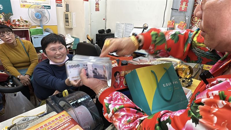 「吊車大王」胡漢龑過年豪撒百萬買刮刮樂。（圖／記者羅欣怡攝影）