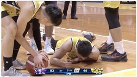 簡祐哲遭高國豪敲到臉當場退場送醫治療。（圖／翻攝自TPBL TV） 