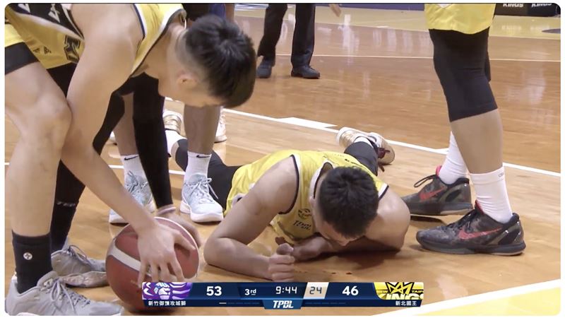 遭高國豪手肘重敲 簡祐哲臉爆血退場送醫