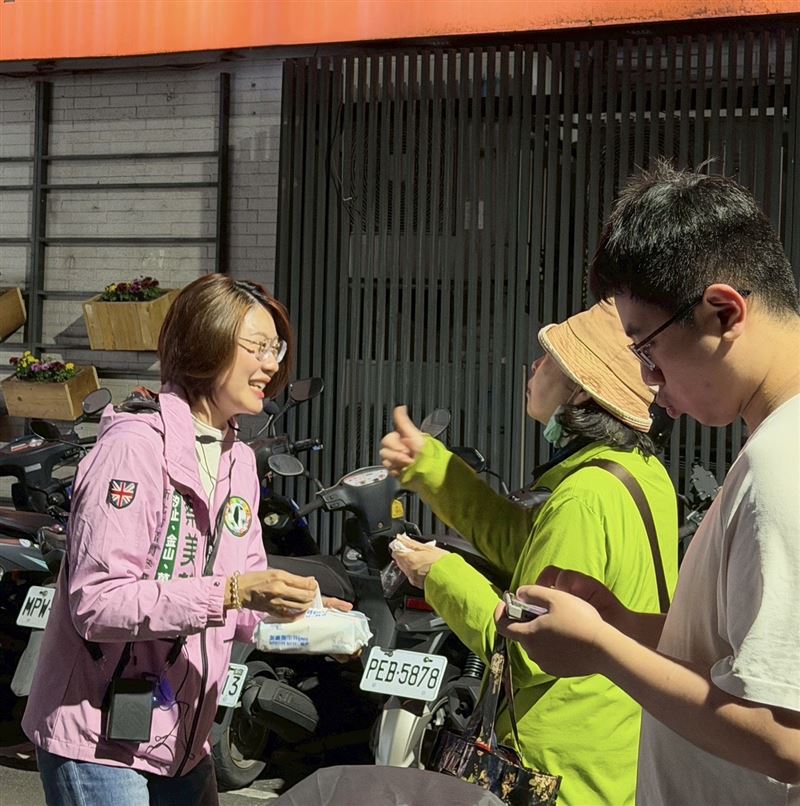 把握拜票時機！蔡美華跟垃圾車宣導春節清運