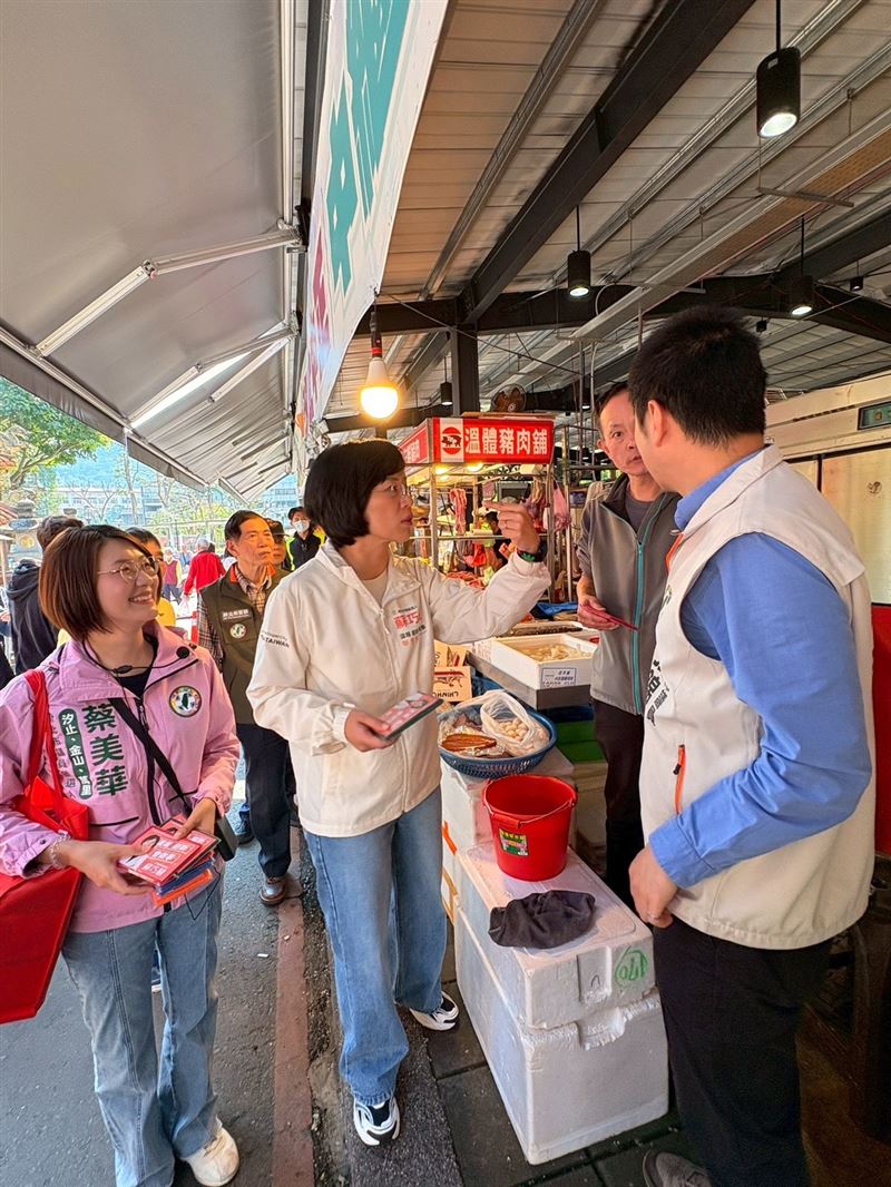 把握拜票時機！蔡美華跟垃圾車宣導春節清運