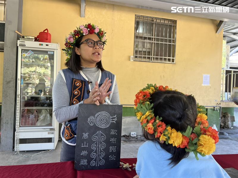 萬山部落DIY圖騰拓印，認識了解萬山岩雕「吃蛇的女人」故事。（圖／記者林昱孜攝影）