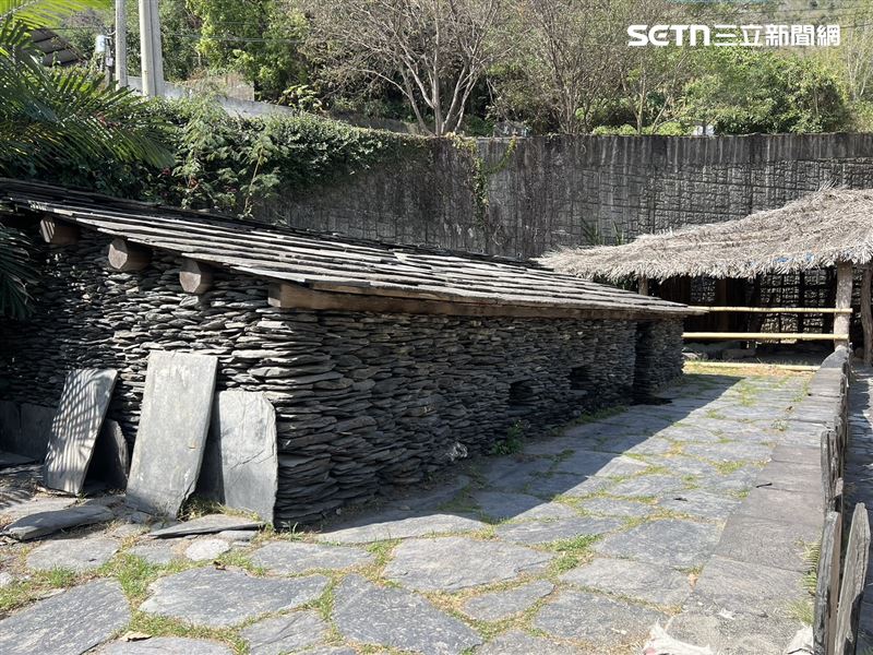 萬山部落復刻版石板屋，讓旅人可以入內體驗感受。（圖／記者林昱孜攝影）