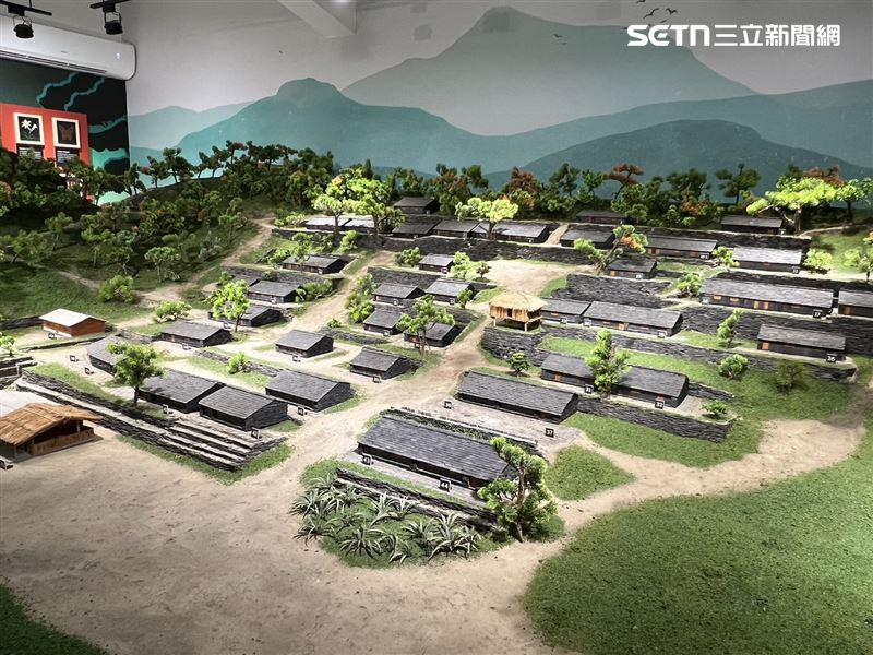 模型重現過去萬山部落。（圖／記者林昱孜攝影）