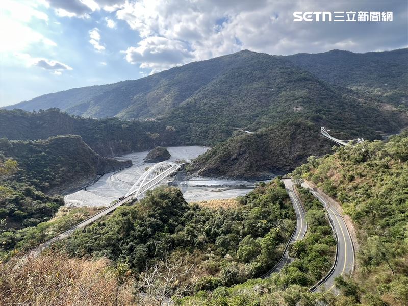 龍頭山遊憩區行走小長城步道，將龍頭山、蛇頭山美景收進眼底。（圖／記者林昱孜攝影）