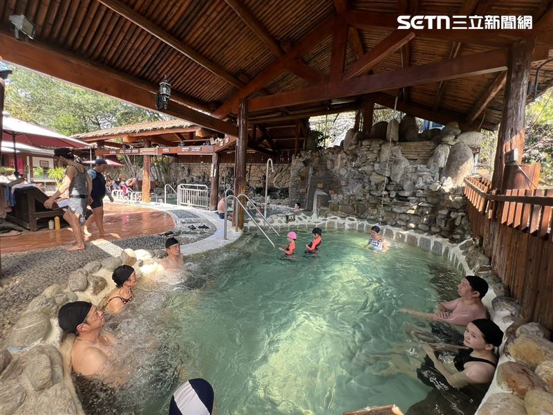 美崙山溫泉渡假山莊浸泡碳酸氫鈉「美人湯」，緩解旅行的疲累。（圖／記者林昱孜攝影）