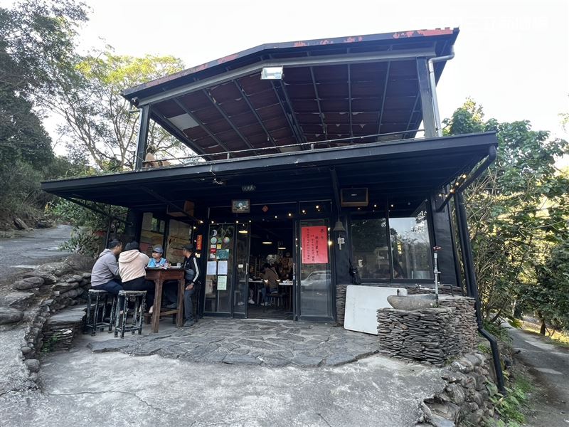 民宿餐廳早上飄來濃郁麵包香，提供房客用餐，其餘的將送下山販售。（圖／記者林昱孜攝影）