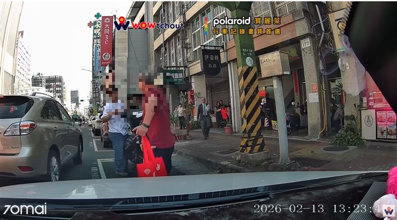 後來有黃牌重機見狀隨即插進停車格，紅衣阿北轉身向他理論，原本被佔位的自小客也只能自認倒霉。（圖／翻攝《WoWtchout - 地圖型行車影像分享平台》）