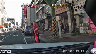 「人肉佔位」現世報！阿北慘遭突襲