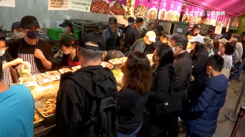 除夕前夕，台北「南門市場」一早聚集不少人