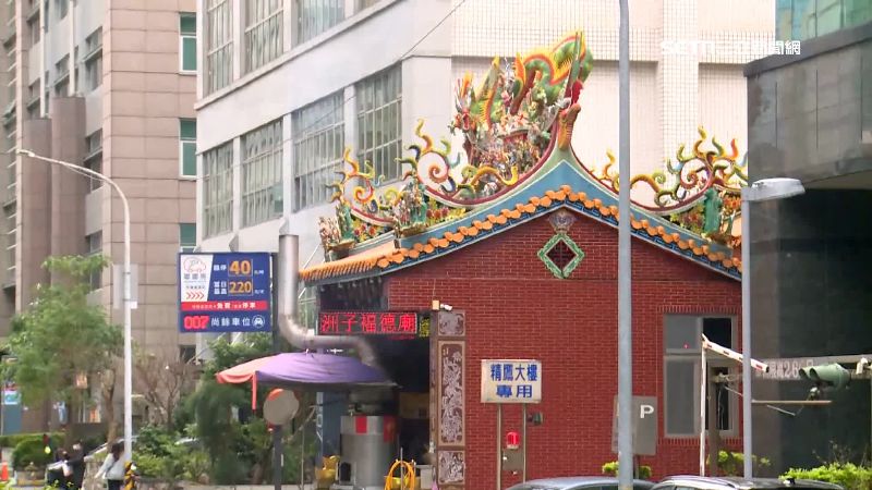 內科周邊的土地公廟，變成附近上班族的求財聖地