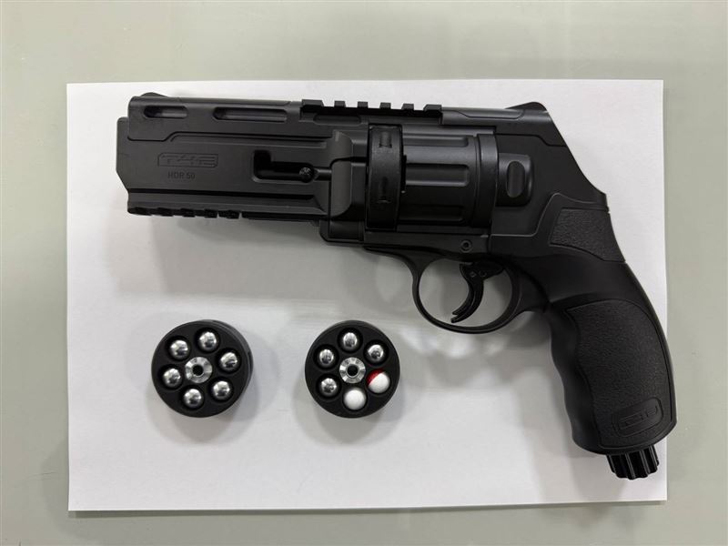 警方在車內查獲瓦斯鎮暴槍2把、彈匣2個。（圖／翻攝畫面）