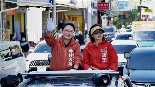 挺邁子弟兵！邱議瑩偕林志誠燕巢拜年