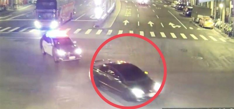 警方獲報後前往攔查，在車內搜出2把瓦斯槍及2個彈匣。（圖／翻攝畫面）