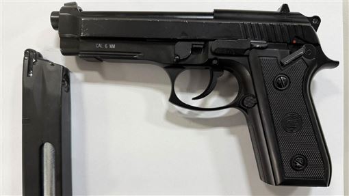 新北男遭逼車又亮槍恐嚇！2男被搜出2手槍