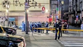 大阪市繁華的商業街道頓堀14日晚上發生一宗持刀傷人事件，造成三人受傷，其中一名來自奈良縣的17歲少年不幸身亡。警方表示，疑犯在逃，目前警方正在追捕中。（圖／翻攝X@Gt8VUlzRG7buafO）