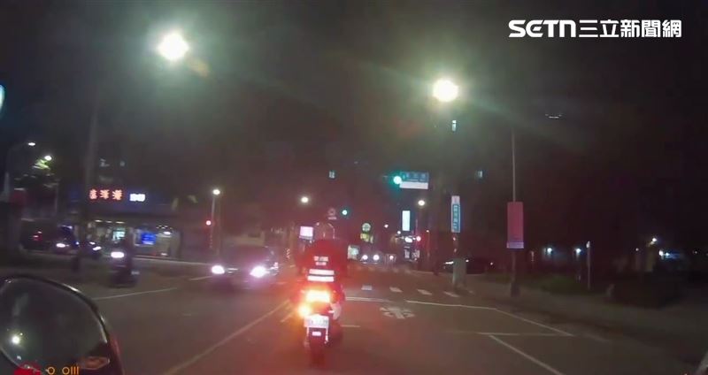 新北顏男吸食海洛因毒駕還違規紅燈右轉遭逮。（圖／翻攝畫面）