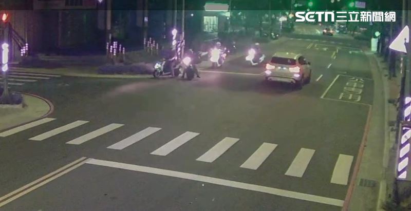 新北顏男吸食海洛因毒駕還違規紅燈右轉遭逮。（圖／翻攝畫面）