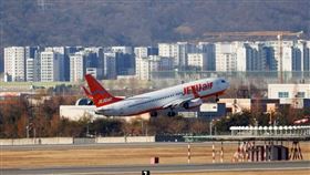 30多歲中國女子在韓國濟州國際機場前一處高架橋墜落，送醫不治。圖為濟州機場飛機起飛。（資料照）