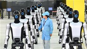廣西第1000台工業人形機器人下線中國人形機器人市場大幅成長，圖為2025年12月26日，廣西柳州第1000台工業人形機器人Walker S2下線，工人正在檢查。（中新社提供）中央社　115年2月15日