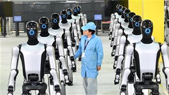 誰買中國人形機器人？大學與國企捧場居多